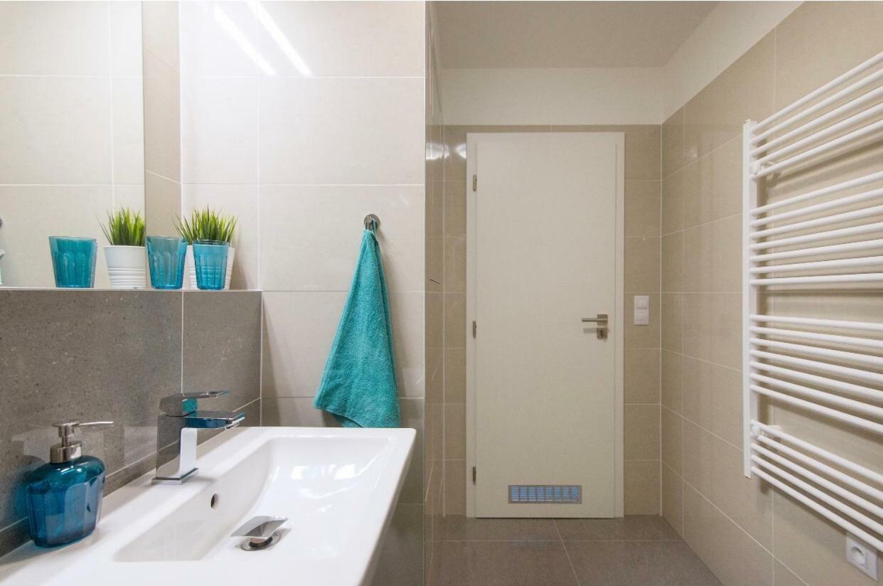 Free Parking In Garage Karolina Plazza, New Cosy Studio With All You Need Прага Экстерьер фото