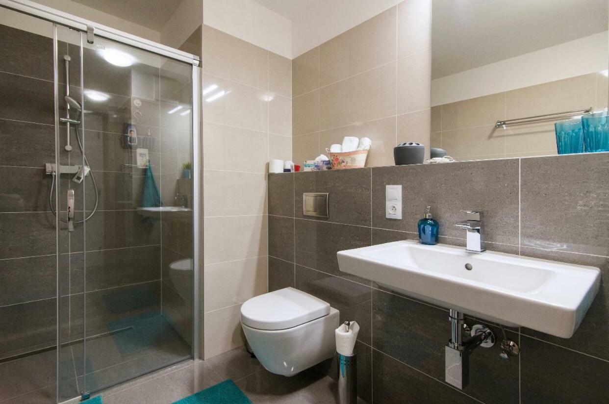 Free Parking In Garage Karolina Plazza, New Cosy Studio With All You Need Прага Экстерьер фото